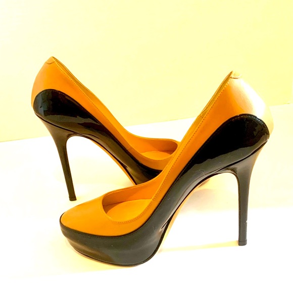 Jimmy Choo Warm Beige Leather and Black Patent Pumps Heels - Picture 9 of 9